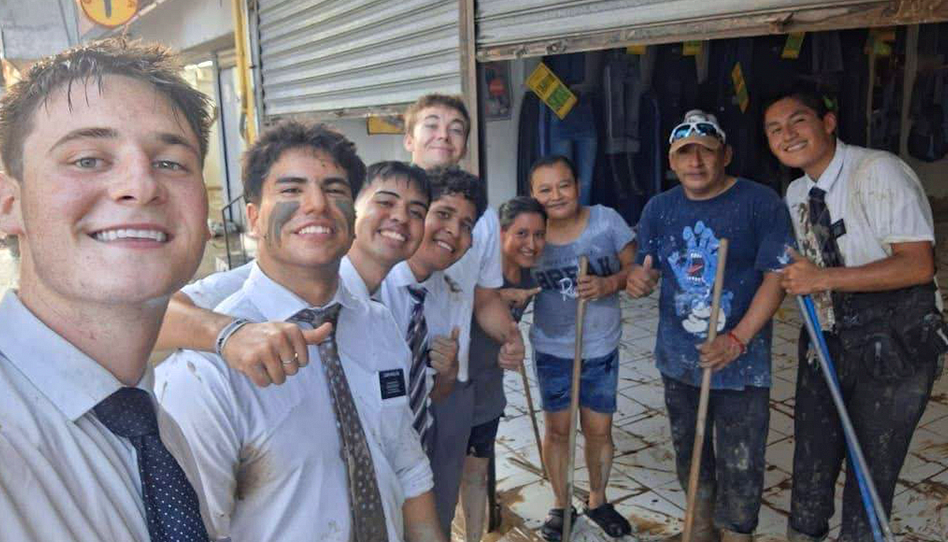 Misioneros ayudan a la comunidad con palas y escobas. Imagen: Central Q Noticias