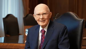 BYU Studies publica los 4 ensayos más recordados de Dallin H. Oaks