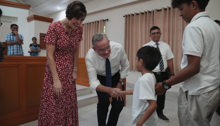 El élder Kearon visita a los sobrevivientes de los tifones en Filipinas