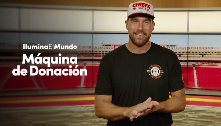 Lo que Travis Kelce dijo sobre las máquinas de donación de Ilumina el Mundo