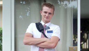 Misionero cae de un segundo piso tras violento ataque