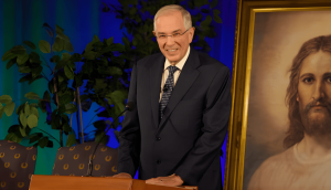 Élder Andersen: El templo no te aleja del mundo, te enseña a vencerlo