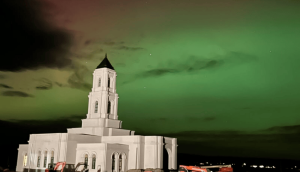 Auroras boreales sorprenden al iluminar el templo en Utah