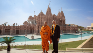 Una visita emotiva: El encuentro del élder Bednar con un líder hindú
