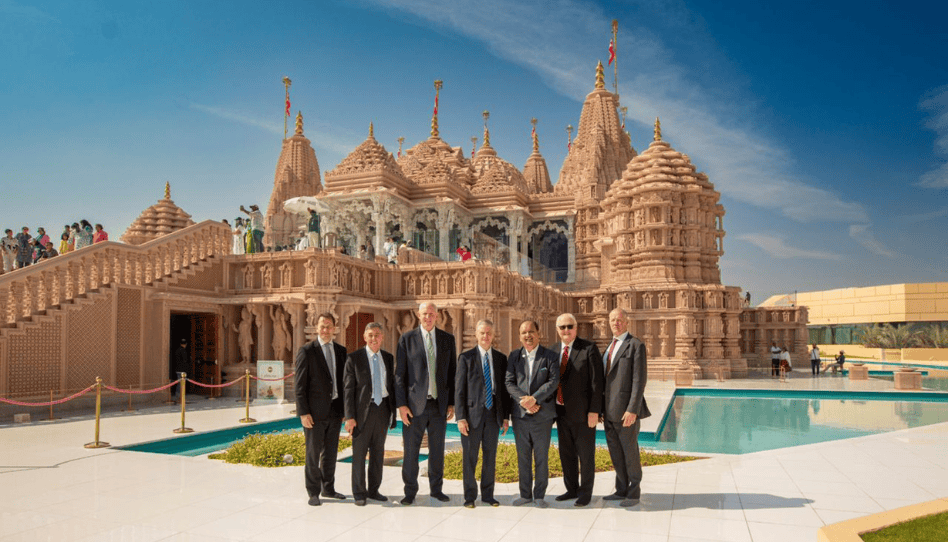 El élder David A. Bednar, del Cuórum de los Doce Apóstoles de La Iglesia de Jesucristo de los Santos de los Últimos Días, visitó el BAPS Hindu Mandir en Abu Dabi, Emiratos Árabes Unidos, donde se reunió con Su Santidad Brahmavihari Swamiji, líder del mandir y encargado de las relaciones internacionales de BAPS.