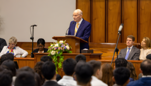 Élder Renlund conmueve en devocional con mensaje poderoso en español