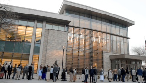 El élder Gérald Caussé dedica un nuevo Instituto de Religión