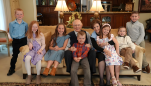 Profeta y abuelo: 3 dulces tradiciones del presidente Oaks con sus nietos