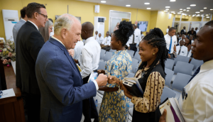 Élder Rasband dedica un nuevo Centro de Capacitación Misional