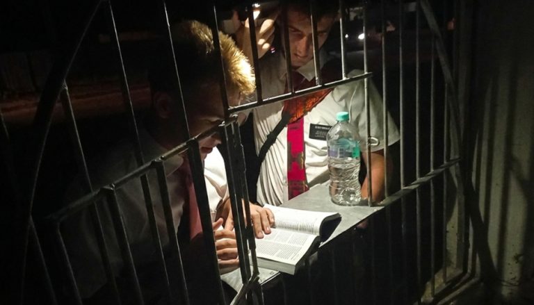 No había luz, pero estos misioneros nunca se rindieron