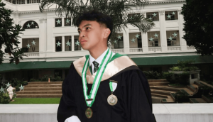 Viajaba en avión para llegar a clases y ahora se gradúa con honores