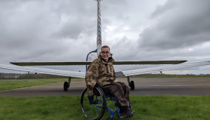 La fe de un joven con parálisis que lo llevó más lejos que sus propias piernas