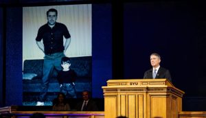 Hijo del presidente Holland habla sobre el dolor de perder a sus padres