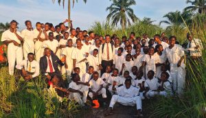 Más de 80 personas se bautizan en un solo día