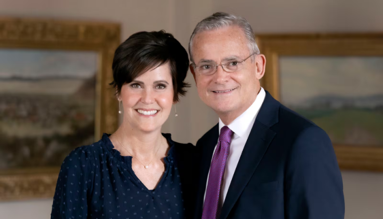 Participa del devocional para jóvenes adultos con el élder Kearon