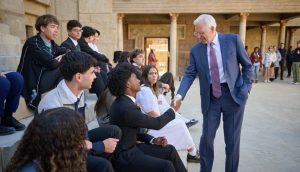 El élder Christofferson invita a sumarse a la conversación mundial para jóvenes