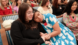 Misioneras retornadas ahora podrán servir como guías en la Manzana del Templo