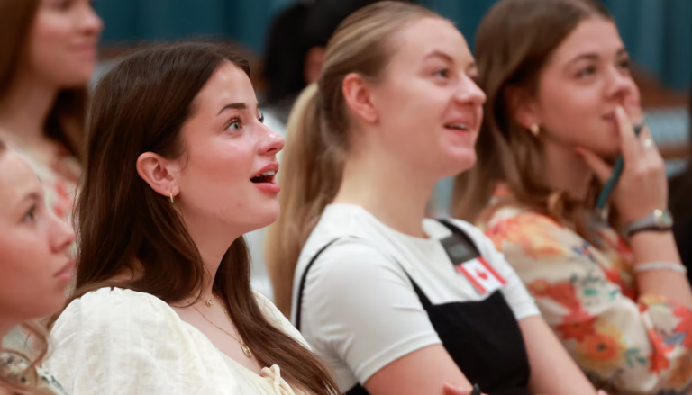Misioneras retornadas ahora podrán servir como guías en la Manzana del Templo