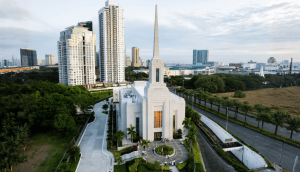 Élder Bednar dedica un nuevo templo en Filipinas