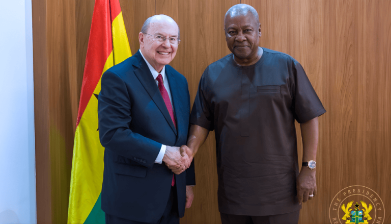 El élder Cook se reúne con el presidente de este país africano