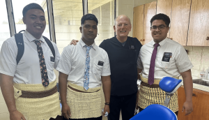 Durante 31 años dentista voluntario ayuda a miles sin pedir nada a cambio