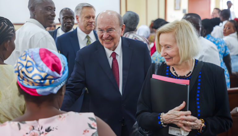 Cifras récord y un mensaje claro: así cerró la gira del élder Cook en África