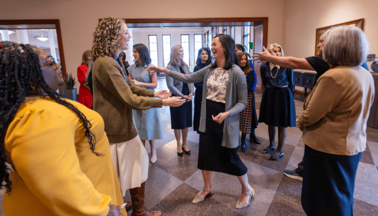 El élder Cook participará en el devocional mundial de la Sociedad de Socorro