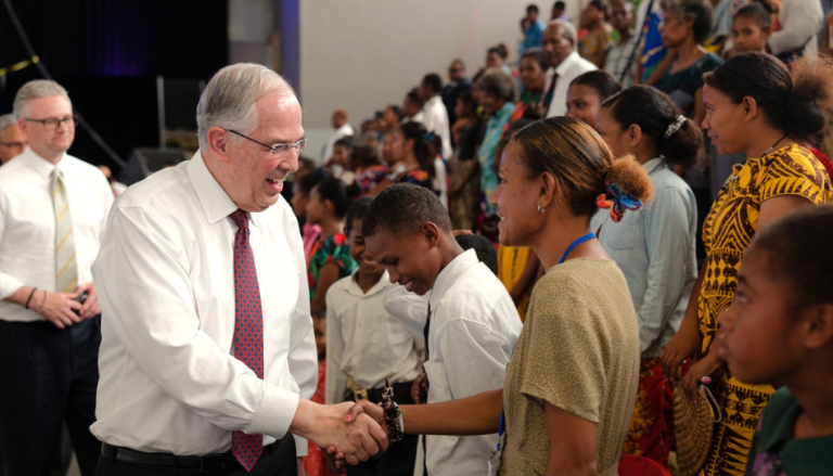Élder Andersen: La educación de las niñas es tan importante como la de los niños