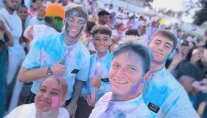 Polvo de colores y sonrisas: la imagen viral de unos misioneros