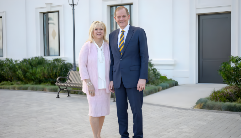 Participa del devocional para jóvenes adultos con el élder Stevenson