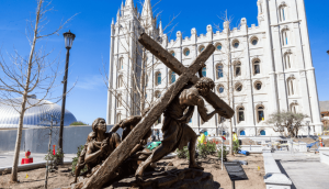 Estatuas de Jesús cargando una cruz ahora adornan el Templo de Salt Lake