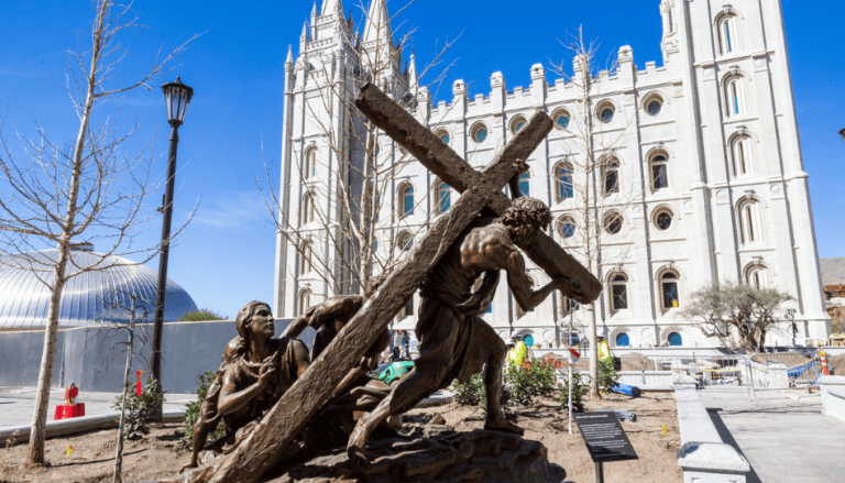 Estatuas de Jesús cargando una cruz ahora adornan el Templo de Salt Lake