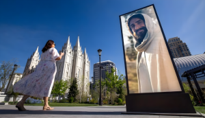 Flores y mensajes especiales: así luce la Manzana del Templo esta Semana Santa