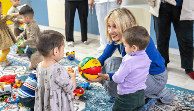 Entre hospitales y orfanatos: la visita humanitaria de la pdta. Camille Johnson