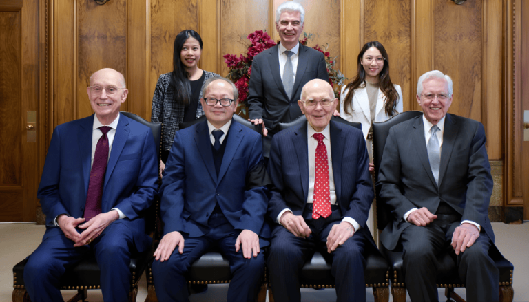 La Primera Presidencia se reúne con el embajador de Tailandia en histórica visita