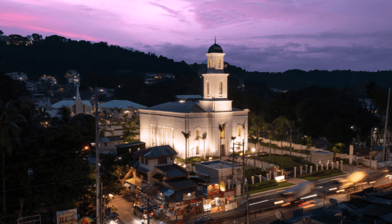 Un nuevo templo abre sus puertas al público en Asia