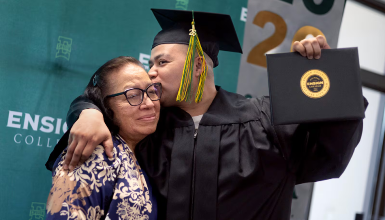 Más de 50 personas en prisión se gradúan gracias a Ensign College