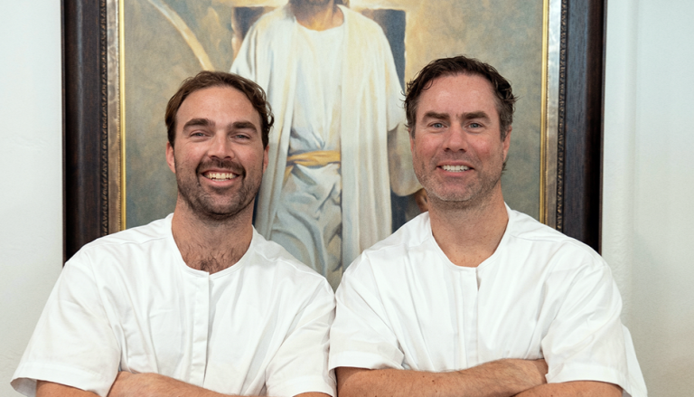 Empezó construyendo una capilla y terminó bautizándose en ella