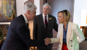 Élder Caussé recibe a asesora de la Casa Blanca en oficinas de la Iglesia de Jesucristo