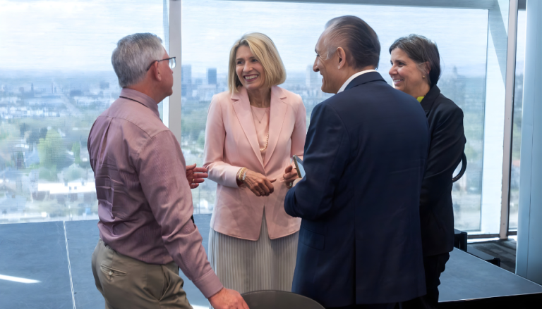 La Pdta. Johnson habla ante 150 líderes y deja una invitación inesperada