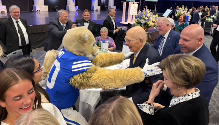 Presidente Oaks recibe prestigioso premio por su legado en BYU