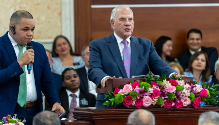 Cientos se reúnen para escuchar al élder Rasband en República Dominicana