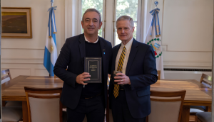 Élder David A. Bednar se reúne con un intendente de Argentina