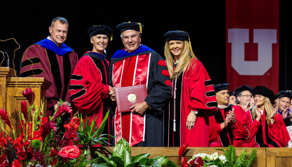 El élder Ronald A. Rasband, del Cuórum de los Doce Apóstoles, recibió un doctorado honoris causa de la Universidad de Utah en el Centro Jon M. Huntsman en Salt Lake City, el jueves 30 de abril de 2026. Imagen: La Iglesia de Jesucristo de los Santos de los Últimos Días