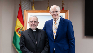 El élder Renlund se reúne con arzobispo en Perú