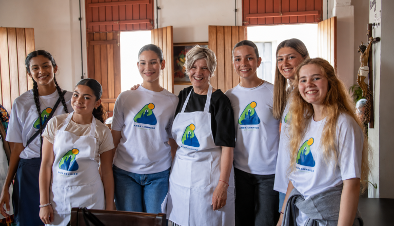 Presidenta Freeman se une a jóvenes para alimentar familias en Latinoamérica