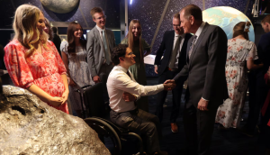 Élder Stevenson comparte un devocional especial desde un planetario