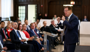 Importantes universidades invitan al élder Gilbert como orador principal