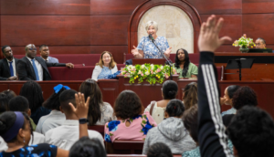 Hermana Freeman: No podemos dejar la fe de la nueva generación al azar