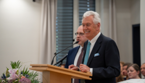 El presidente Uchtdorf vuelve al país donde nació para una dedicación especial